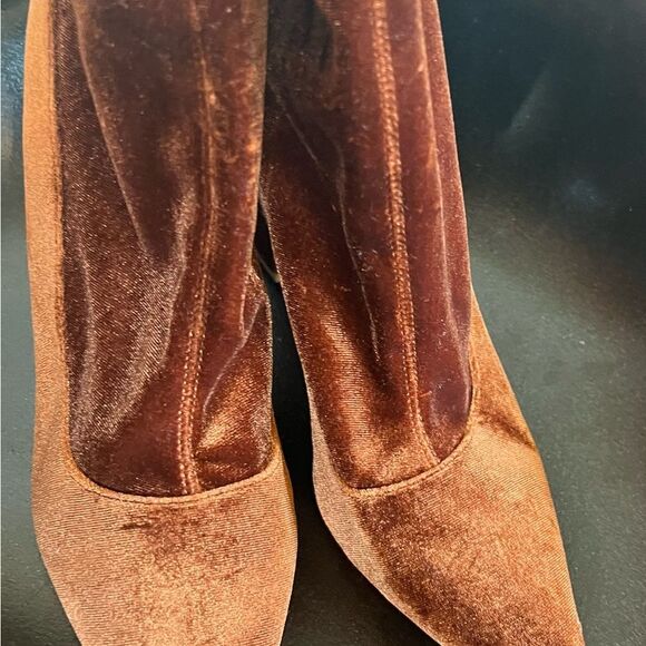 Brown/tan velvet boots
Forever 21 Sz 8 - Picture 7 of 16